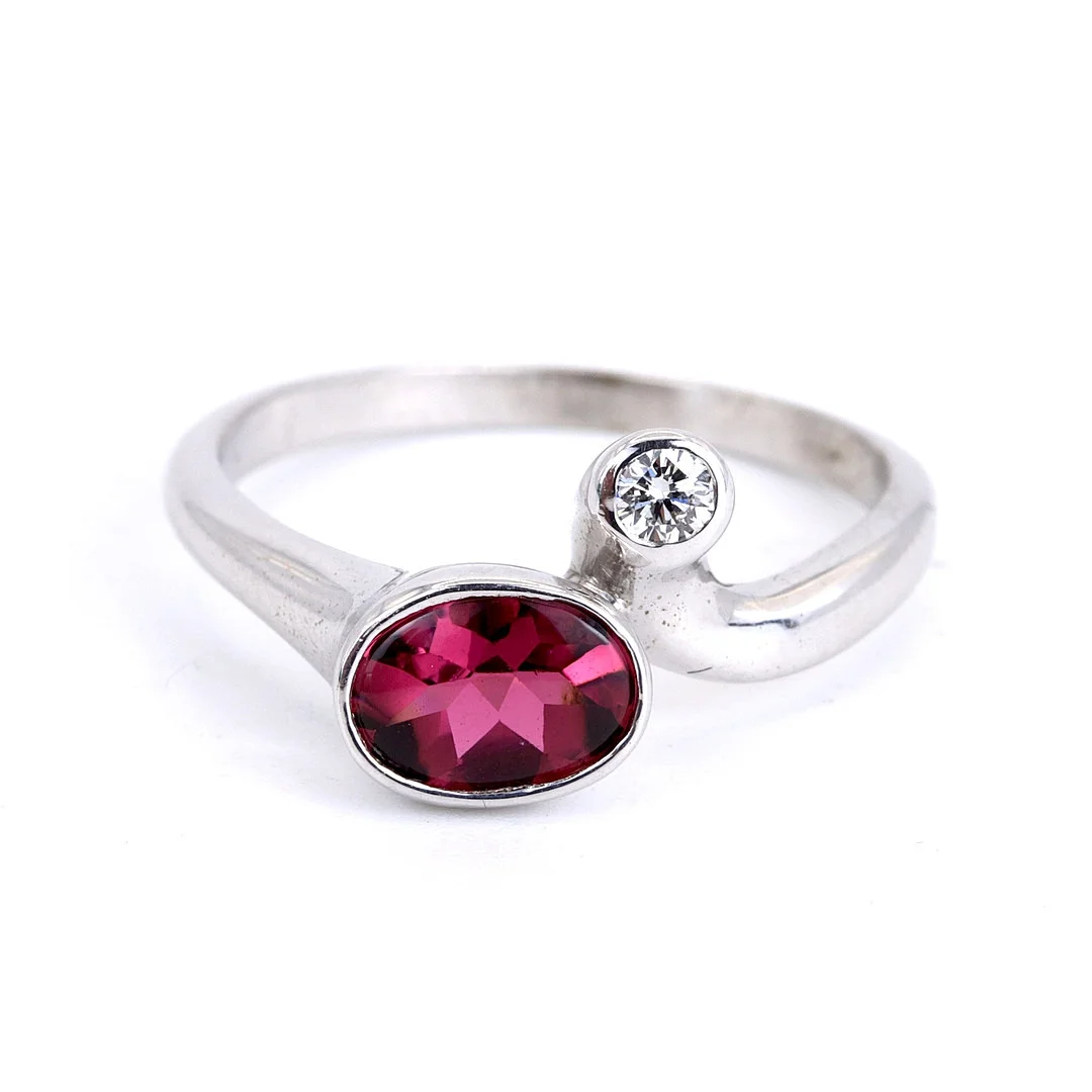 9CT WHITE GOLD GARNET & DIAMOND RING. — Rings — Chalkwell Auctions