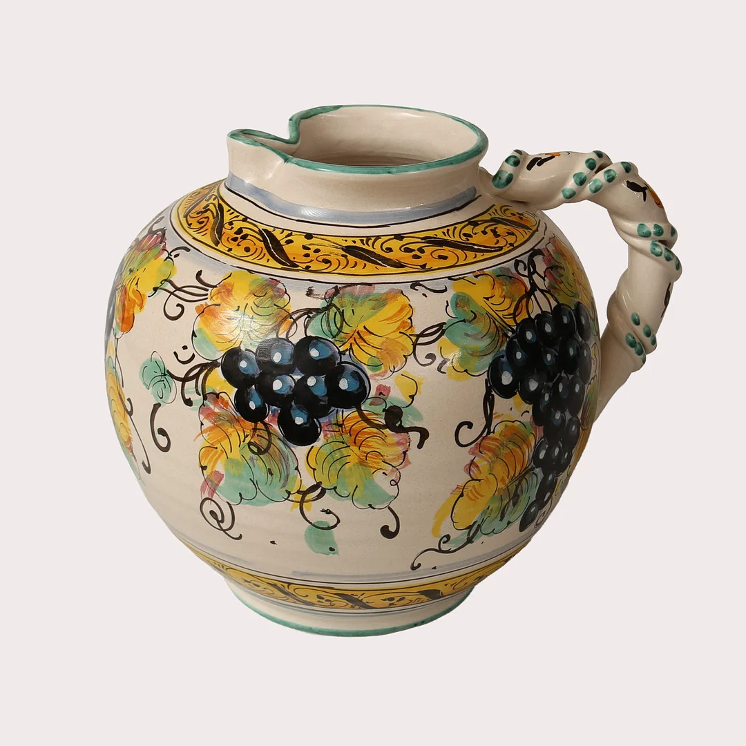 KÄRL MED HÄNKEL, keramik, polykromt måleri med druvklasar. Italien, San Gimignano. omkring 1900-talets sista fjärdedel. — European — Limhamns Auktionsbyrå