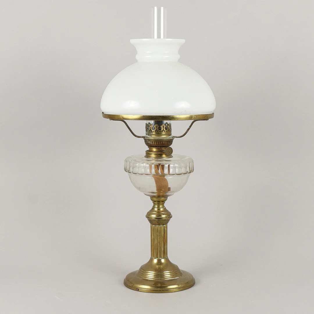 BORDSFOTOGENLAMPA 18/1900-tal. — Table Lamps — Karlstad Hammarö Auktionsverk