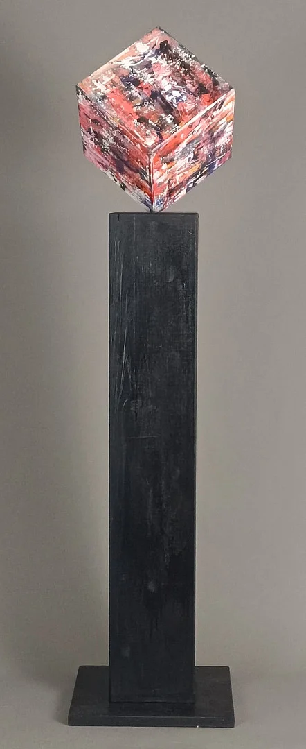 MILLER, C. "Kubus auf Säule", Acryl auf Holzkubus. — Sculptures & Bronzes — Auktionshaus Blank