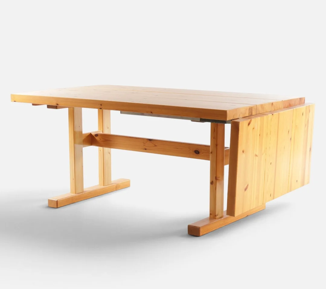 Brutalist plankebord af massiv fyr, ene ende med aftagelige klap, 'shaker-stel'. Danmark, 1970'erne (1+1). — Dining tables — Woxholt Auktionshus