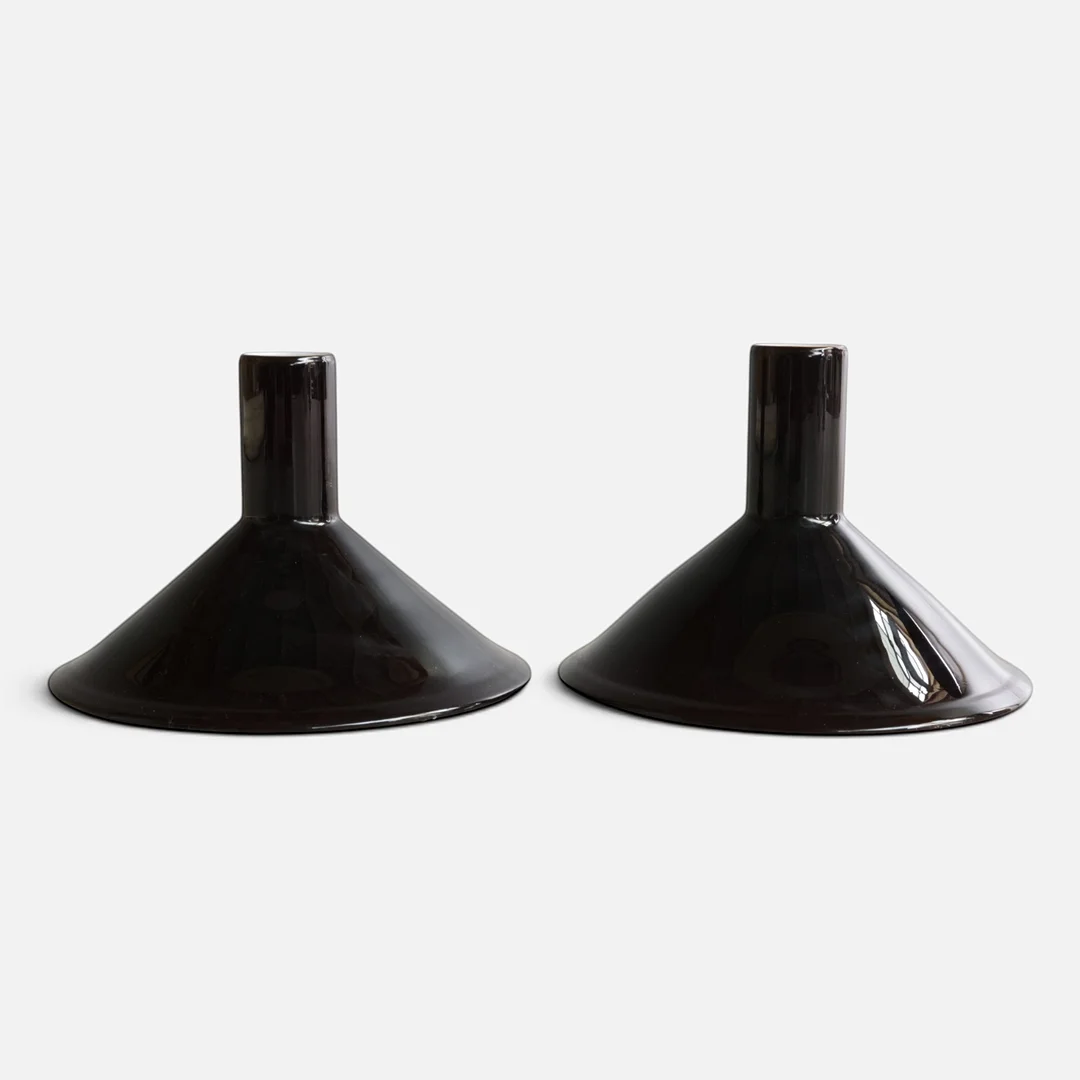 MICHAEL BANG (1942-2013). "P&T", et par pendler af aubergine-farvet glas, indvendigt med hvidt glas. Udført hos Holmegaard. Danmark, 20. årh. anden halvdel (2). — Ceiling lights — Woxholt Auktionshus