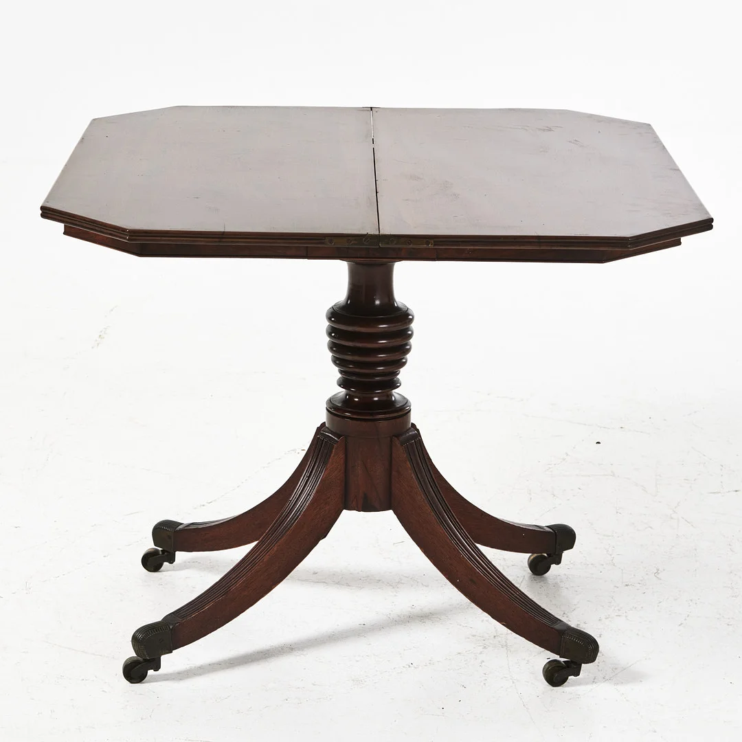 SPELBORD, engelsk stil, justerbar skiva, monterad på hjultrissor, mahogny, fyrdelad pelarfot, 1800-talets andra hälft. — Armchairs & Chairs — Stockholms Auktionsverk Magasin 5