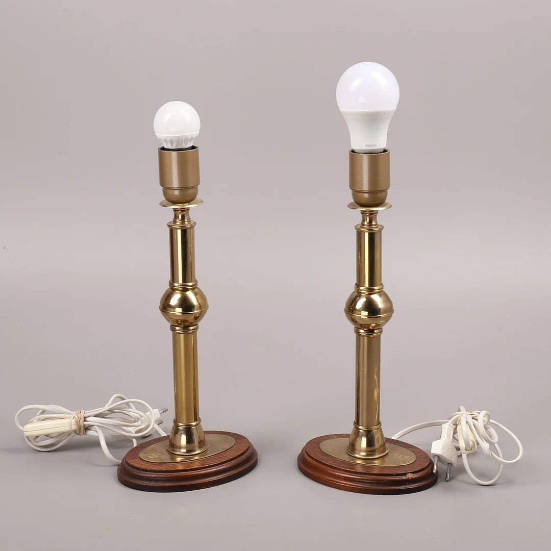 BORDSLAMPOR, ett par, mässing/trä, Dahlquist/Johansson, 1900-talets andra hälft. — Table Lamps — Växjö Auktionskammare
