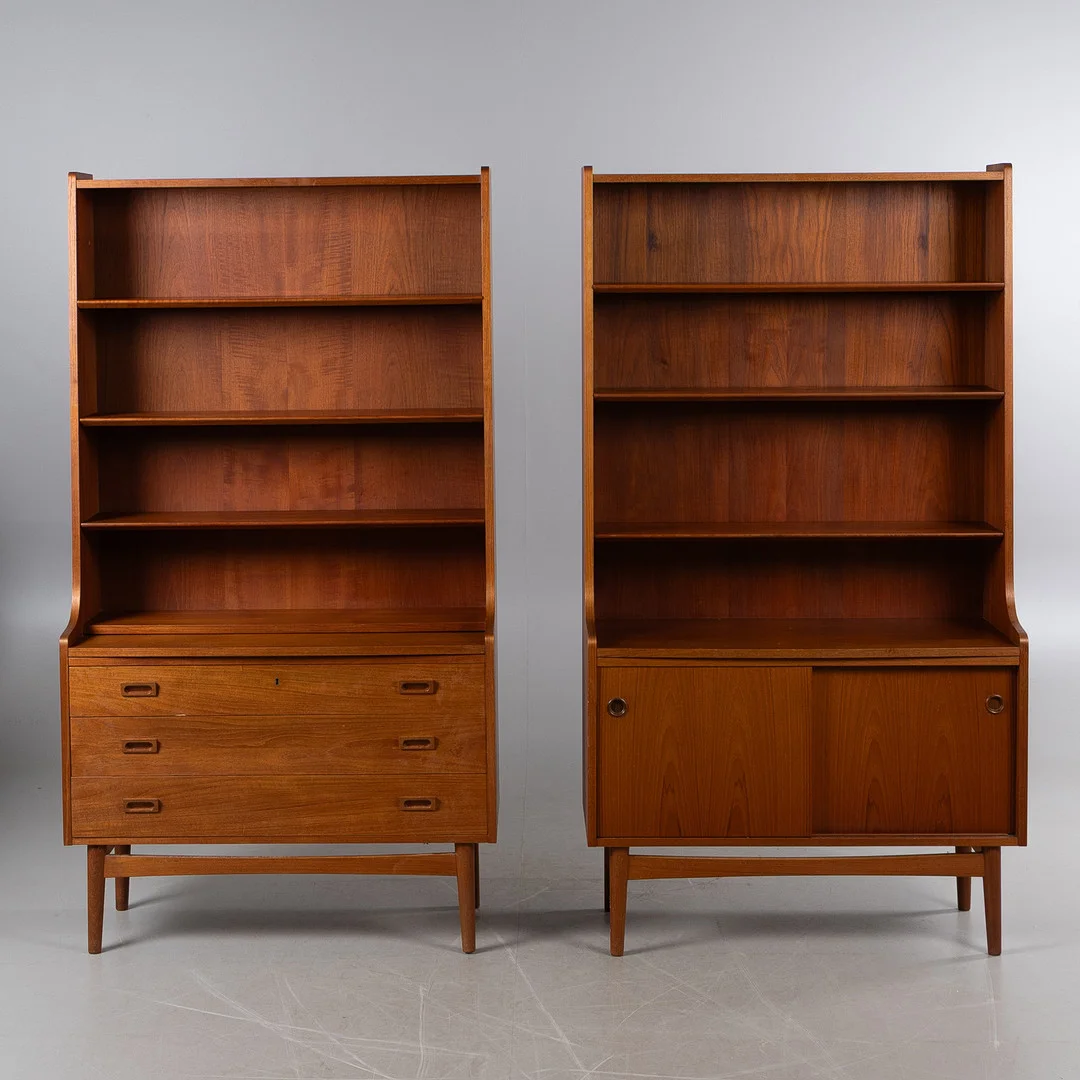 JOHANNES SORTH. ”Bornholmerreolen”, bokhyllor, 2 stycken, teak, Bornholms Møbelfabrik, Nexø. Danmark, 1950/60-tal. — Cupboards, Cabinets & Shelves — Stockholms Auktionsverk Helsingborg