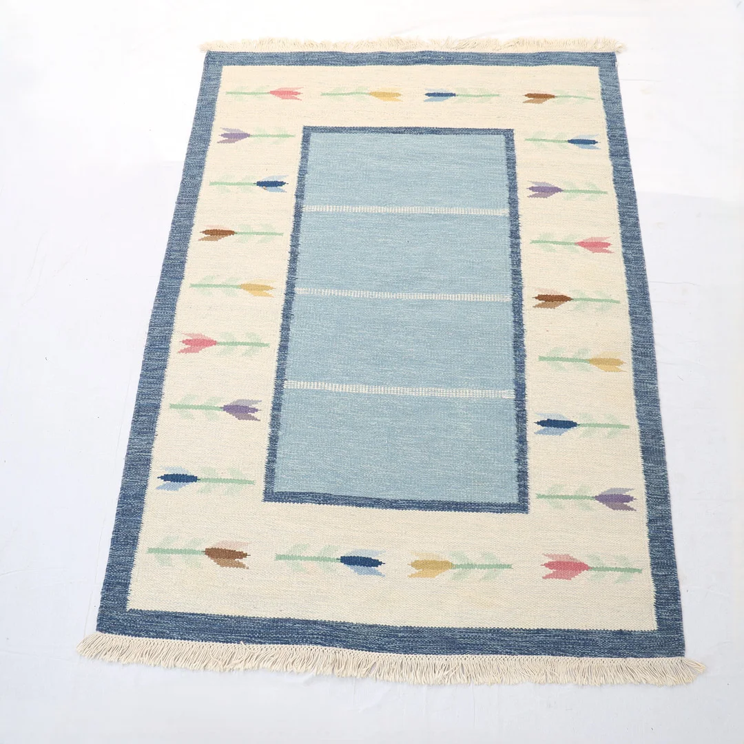 MATTA, vävd, röllakan, dekor med tulpaner. — Carpets — Falun Auktionsbyrå