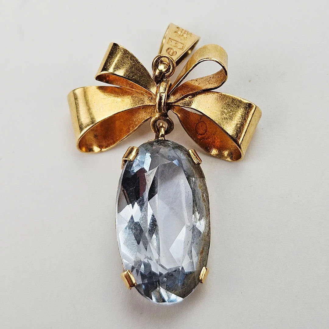 HÄNGE, guld, 18K, med slipad sten, JLH, Stockholm 1948, total vikt ca. 3,7 gram. — Brooches & Pendants — Auktionshuset Thörner & Ek