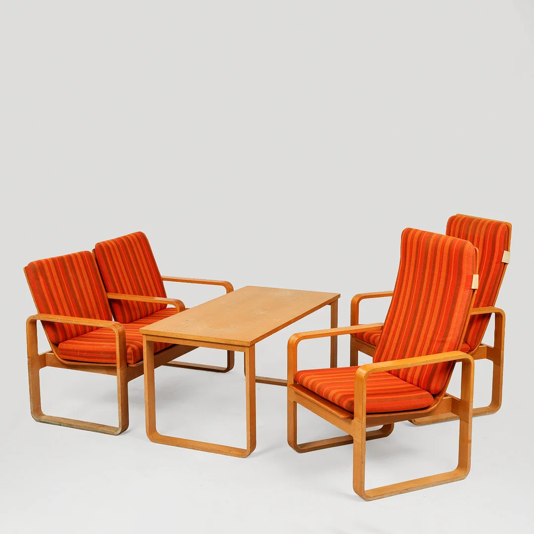 MAGNUS OLESEN. Loungegruppe af formbøjet eg. Sofa, bord samt to lænestole. 1960-70'erne, Danmark. (4). — Sofas & Seatings — Palsgaard Kunstauktioner
