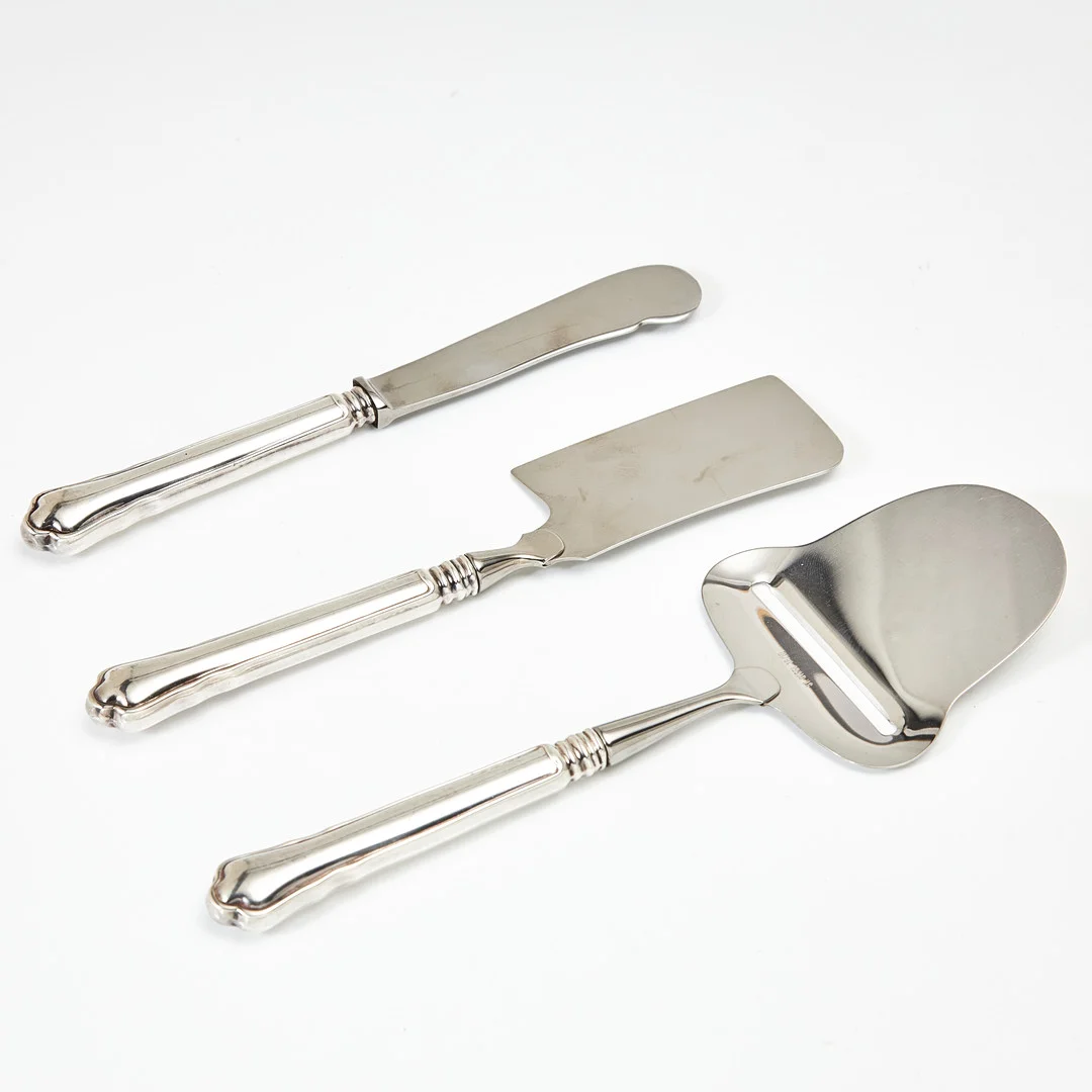 OSTHYVEL, OSTKNIV & SMÖRKNIV, 3 dlr., Chippendale, silver, Lidköping. — Silver — Stockholms Auktionsverk Magasin 5