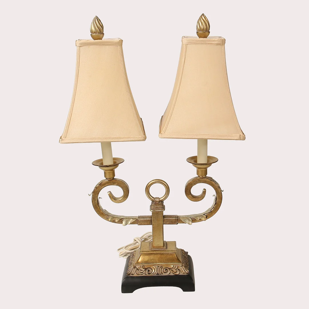 BORDSLAMPA Hollywood Regency stil 2 skärmar, 1900 talets andra hälft. — Table Lamps — Limhamns Auktionsbyrå