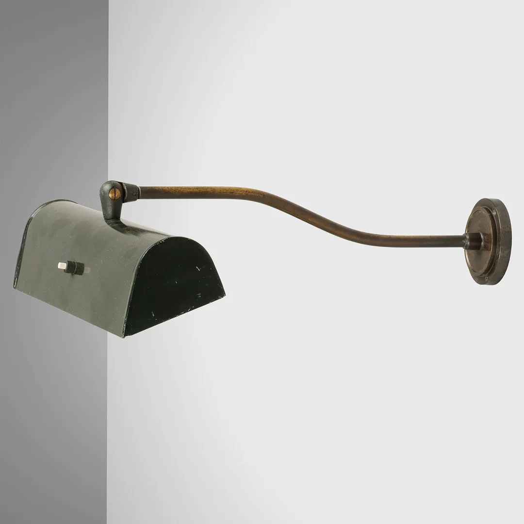Justerbar gallerilampe/væglampe af messing og lakeret metal, LYFA, Danmark, ca. 1900-tallets midte. — Wall Lights — Palsgaard Kunstauktioner