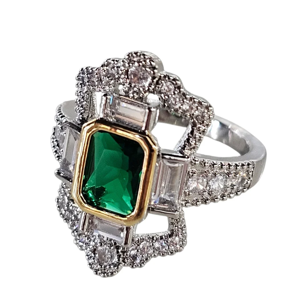 Sortija en metal plateado con cristales y circonitas. — Rings — Arce Auctions