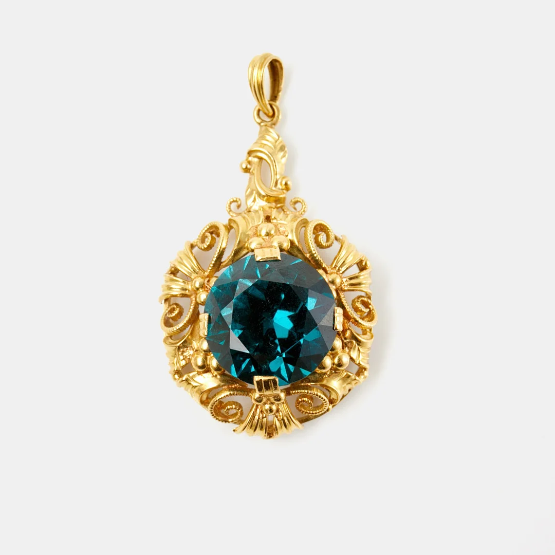 HÄNGE, 18 k guld, syntetisk safir, genombruten dekor, utländsk stämpel. — Brooches & Pendants — Stockholms Auktionsverk Sickla