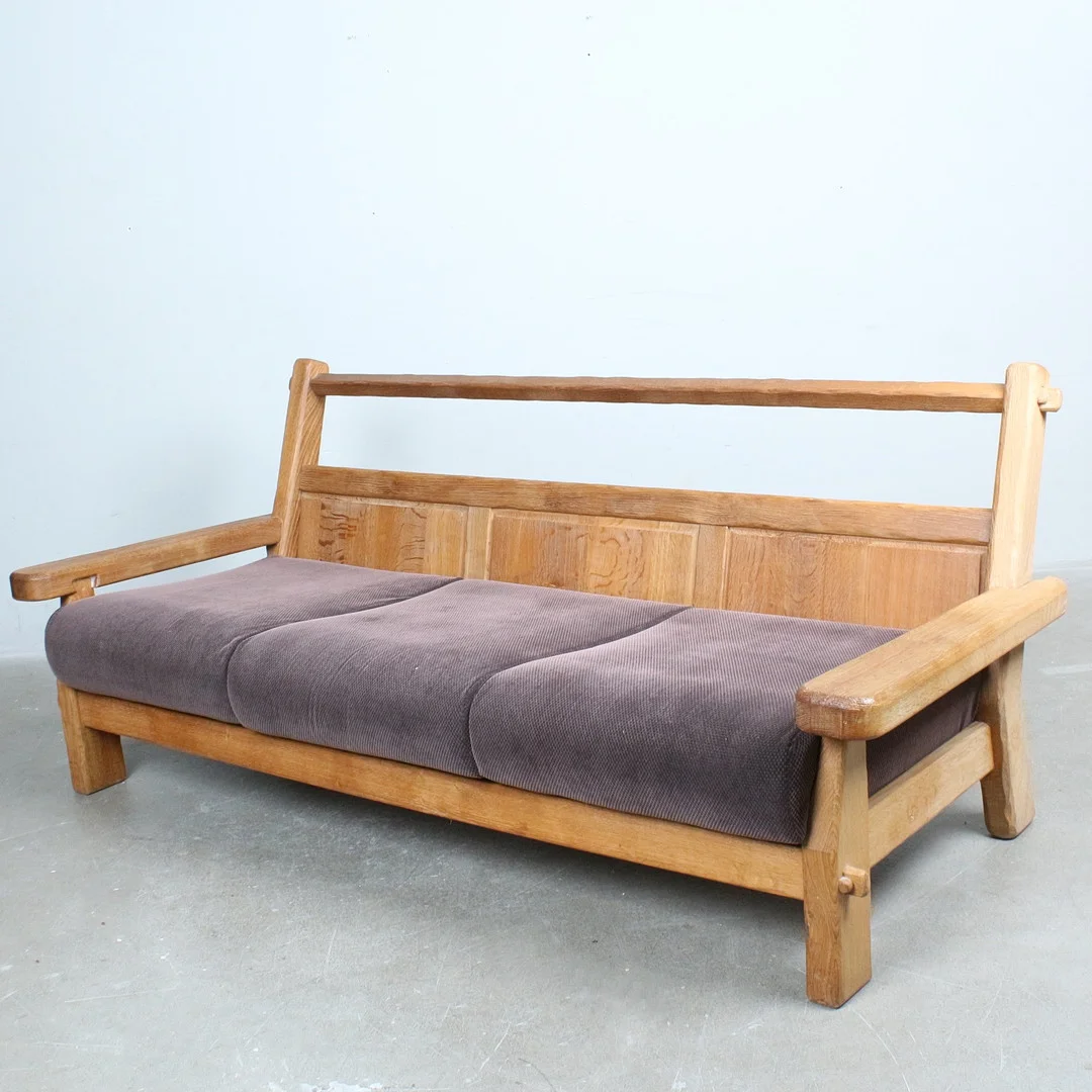 DE PUYDT. Brutalistischer Dreisitzer aus massiver Eichenholz, 1960er, Belgien. — Sofas & Seatings — Stockholms Auktionsverk Düsseldorf/Neuss