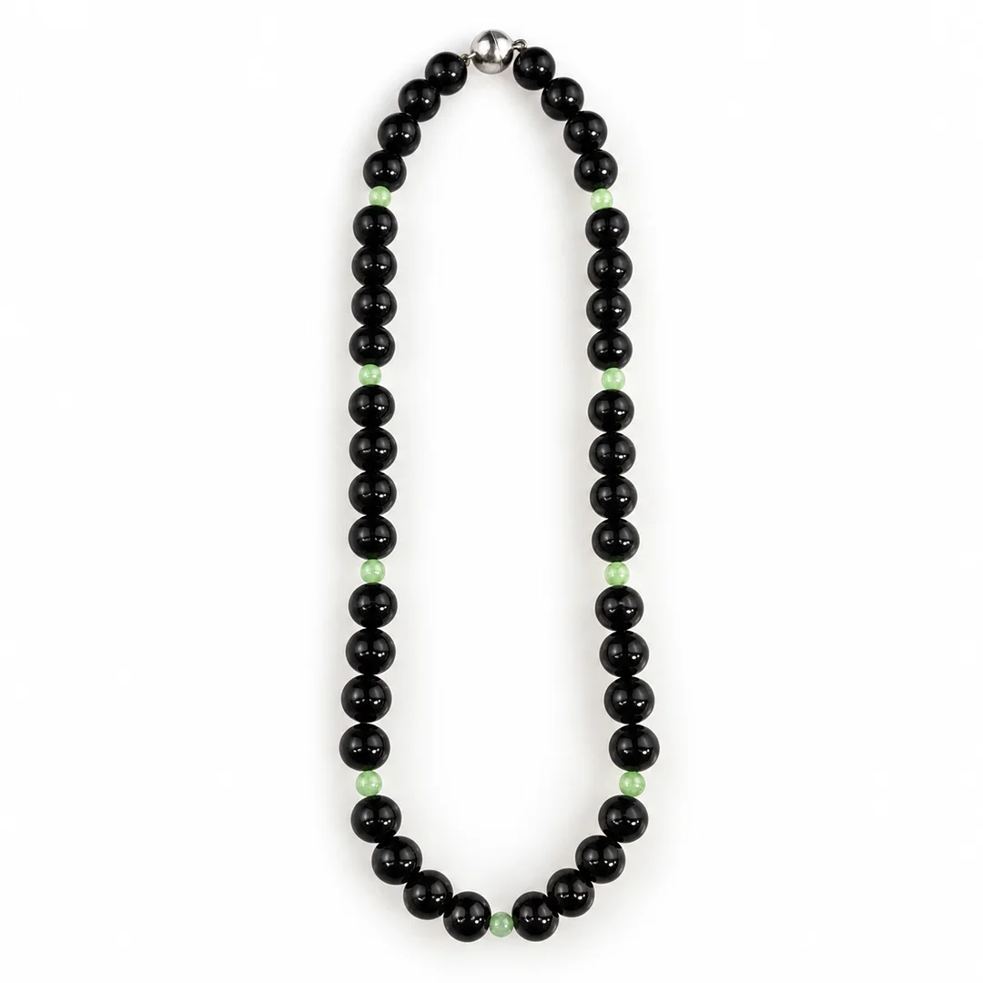 Halskette - 40 Onyxkugeln von ca. 9 mm- Dm. und 9 seladongrüne Jadeperlen von ca. 4mm-Dm. — Necklace — Auktionshaus Blank