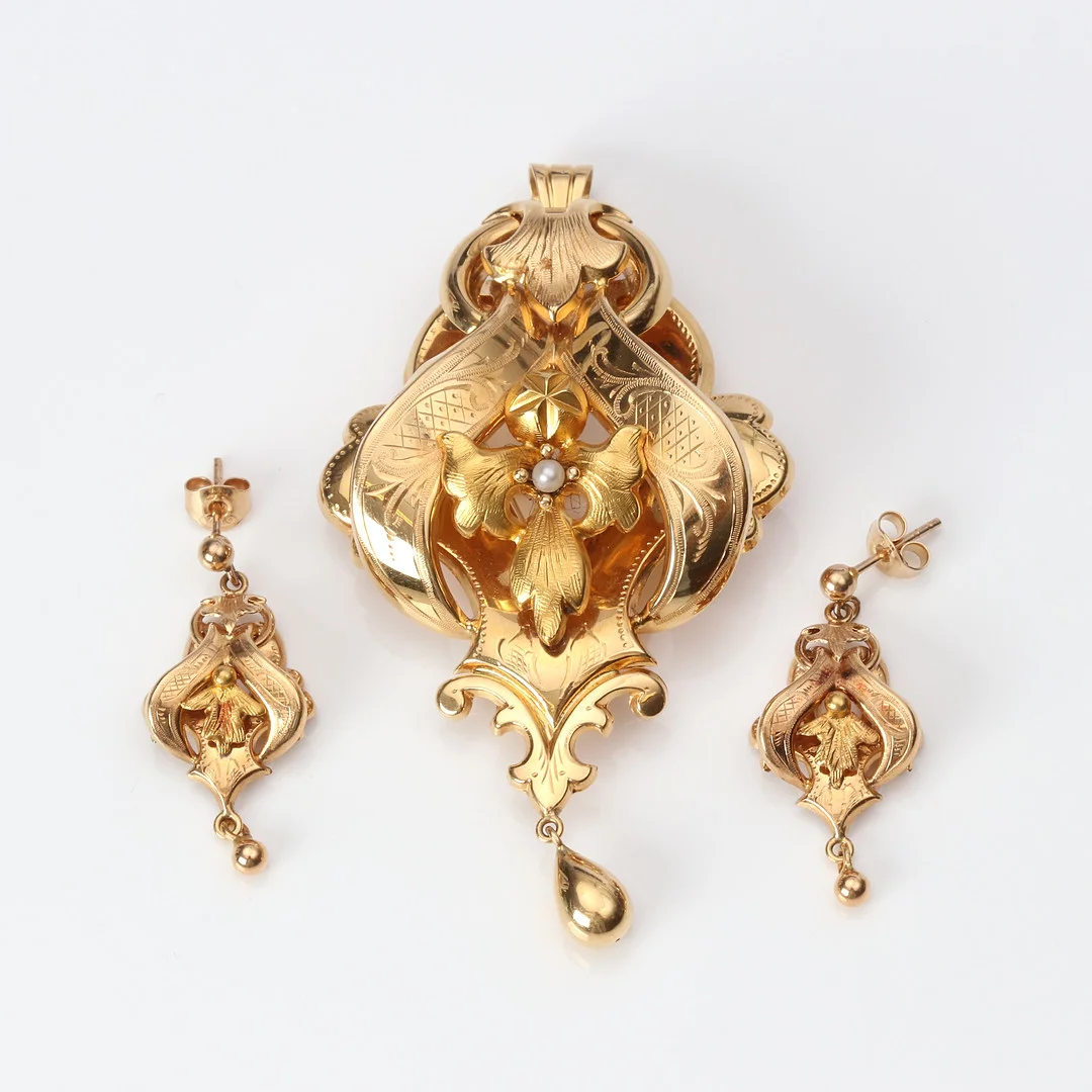 BROSCH/HÄNGE OCH ÖRHÄNGEN, ETT PAR. 18k guld, vikt ca 12,9 gram. — Jewellery Suites — Skånes Auktionsverk