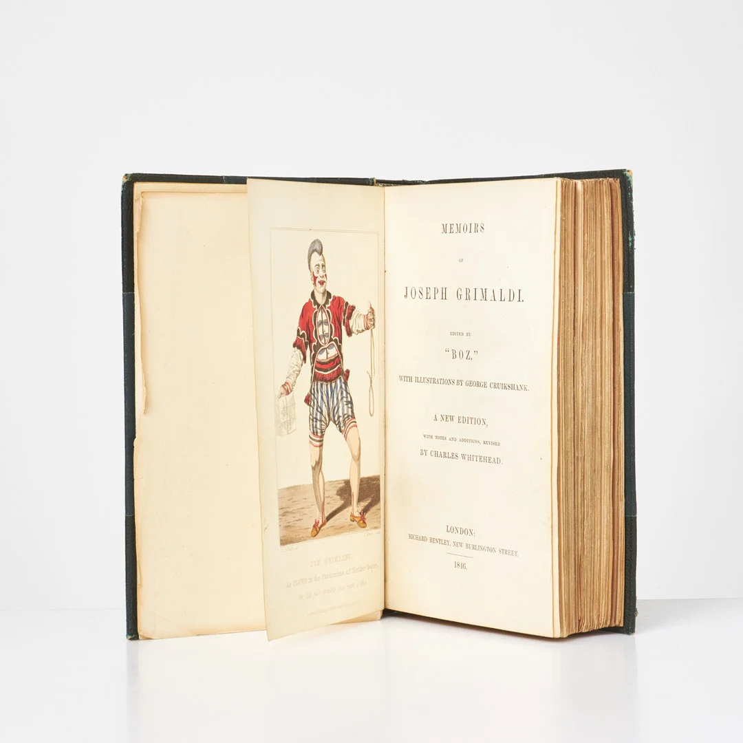 MEMOIRS OF JOSEPH GRIMALDI, andra reviderade utgåvan från 1846 av "Boz" (Charles Dickens) med illustrationer av George Cruikshank samt ett frontespiesporträtt i färg föreställande Grimaldi i clowndräkt, samtida klotband, några lösa inlagor om J Grimaldi. — Books — Stockholms Auktionsverk Sickla