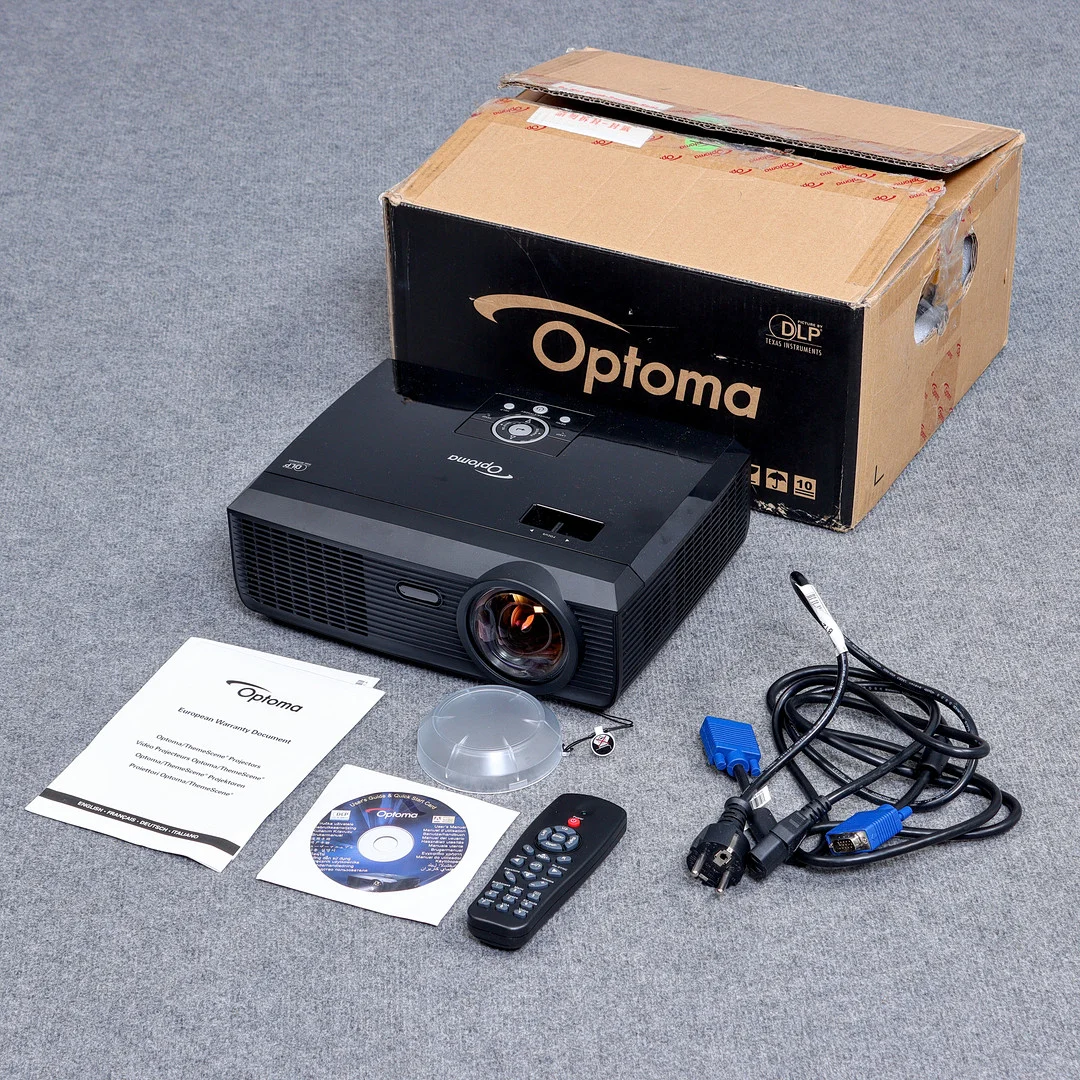 OPTOMA PROJEKTOR, EW610ST DLP. BILDFÖRHÅLLANDE 16:10 WXGA, LJUSSTYRKA 3 100 LUMEN, UPPLÖSNING 1280X800, PC 3D READY. — Modern consumer electronics — Auktionskammaren Sydost Kalmar