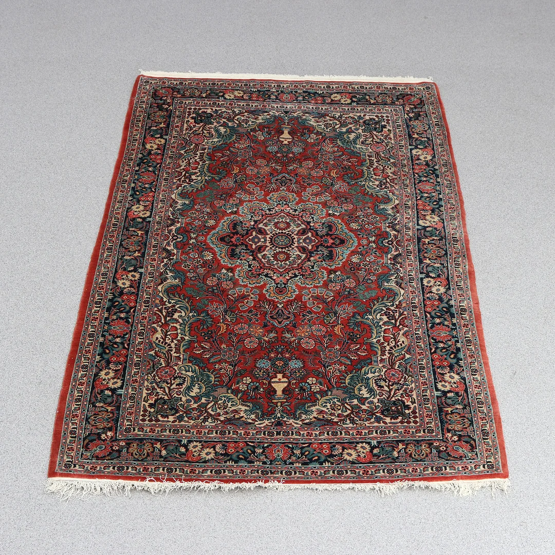 ATELJEMATTA. Handknuten, ull på bomullsvarp. — Persian Carpets & Textiles — Skånes Auktionsverk