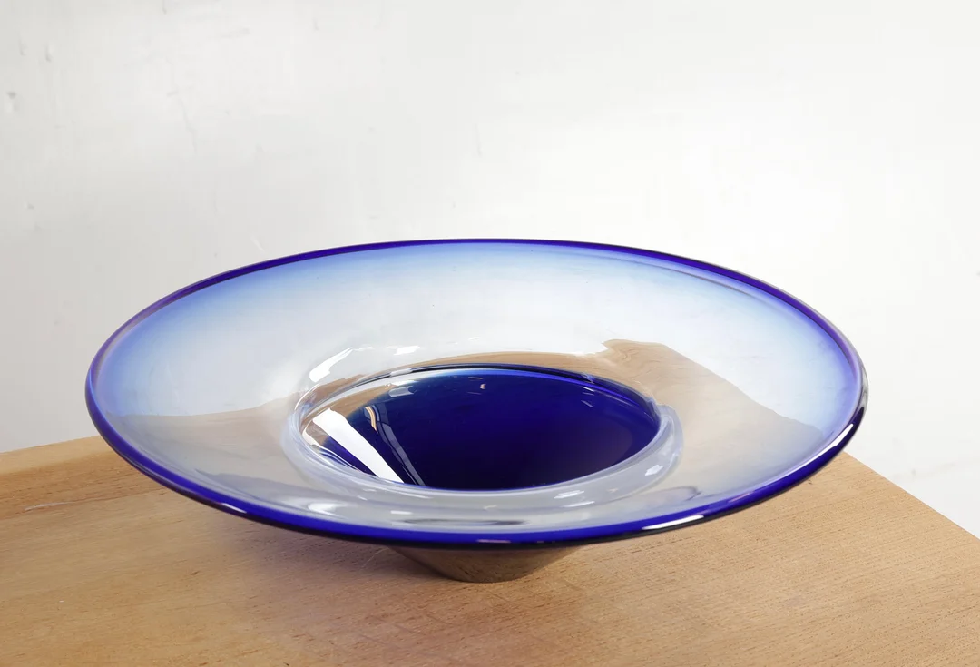 TORBEN JØRGENSEN. Cirkulært skål af blåt glas. Udført hos Holmegaard Glasværk, Danmark. — Art glass — Woxholt Auktionshus