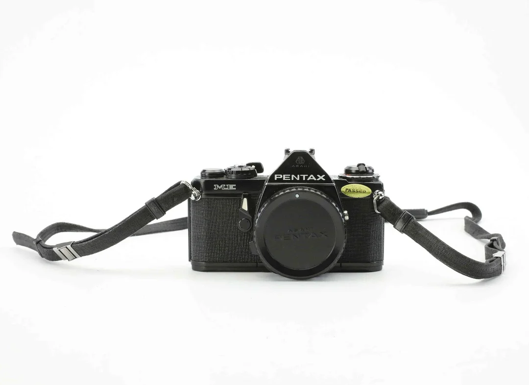 Pentax ME, Asahi, Japan. — Cameras & accessories — Hälsinglands Auktionsverk
