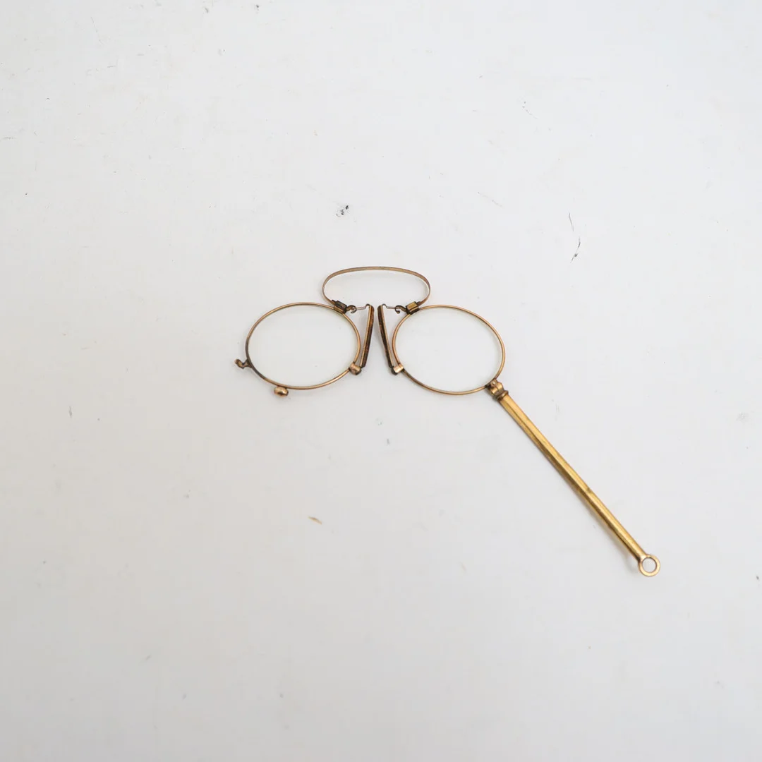 GLASÖGON MED HANDTAG, 1900-talets början, mässing. — Other metals — Falun Auktionsbyrå