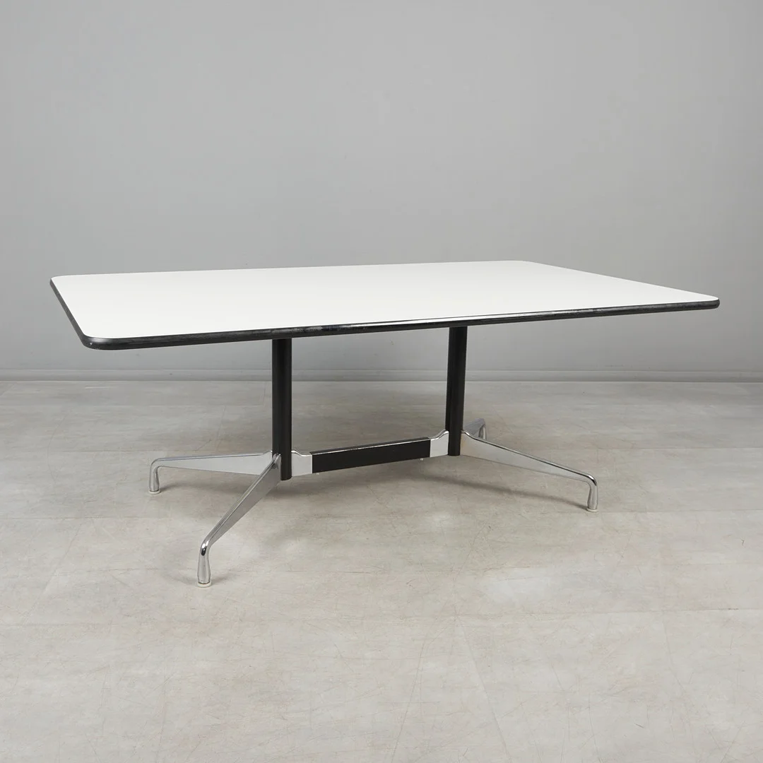 CHARLES UND RAY EAMES. Vitra, Konferenztisch / Tisch, Modell 'Segmented Tables Meeting', HPL-Hartbelag, Kunststoff, Aluminium, verchromt, Standrohr, 1960er Jahre, Deutschland. — Tables — Stockholms Auktionsverk Köln