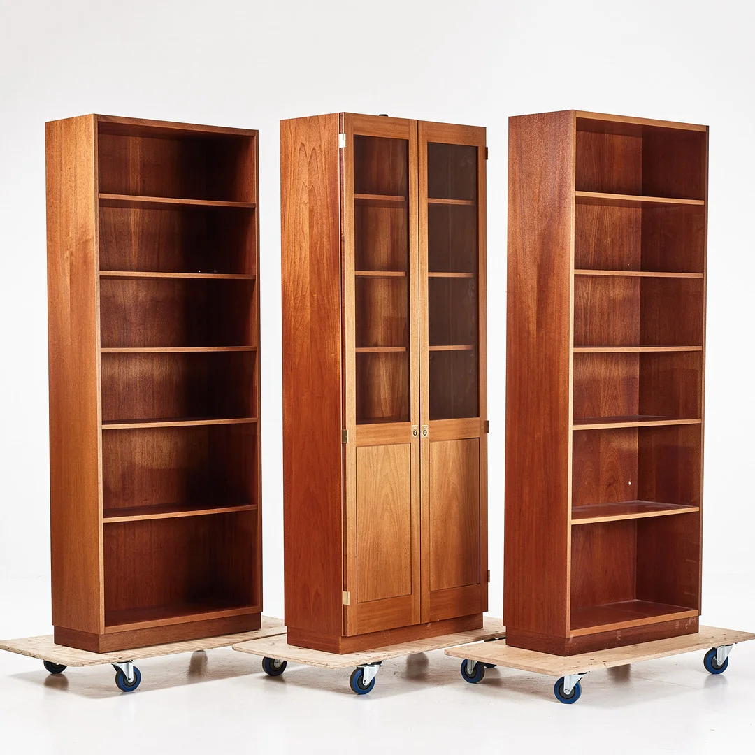 GÖRAN MALMVALL. Bokhyllor och Vitrinskåp, 3 delar, KA72, fanérade i mahogny, etikettmärkta. — Cupboards, Cabinets & Shelves — Stockholms Auktionsverk Magasin 5