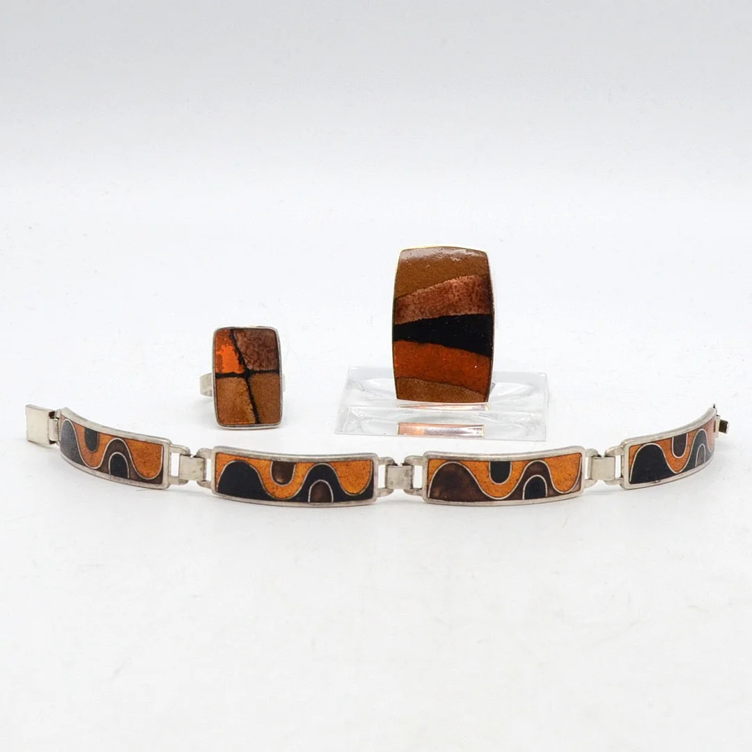 MODERNISTISCHER DESIGNERSCHMUCKSET VON PERLI, ARMBAND/RING/COLLIERANHÄNGER, EMAILLE AUF SILBER, DEUTSCHLAND (SCHWÄBISCH GEMÜND), FRÜHES 20. JAHRHUNDERT, SIGNIERT. — Jewellery Suites — Kunst- und Auktionshaus Kleinhenz