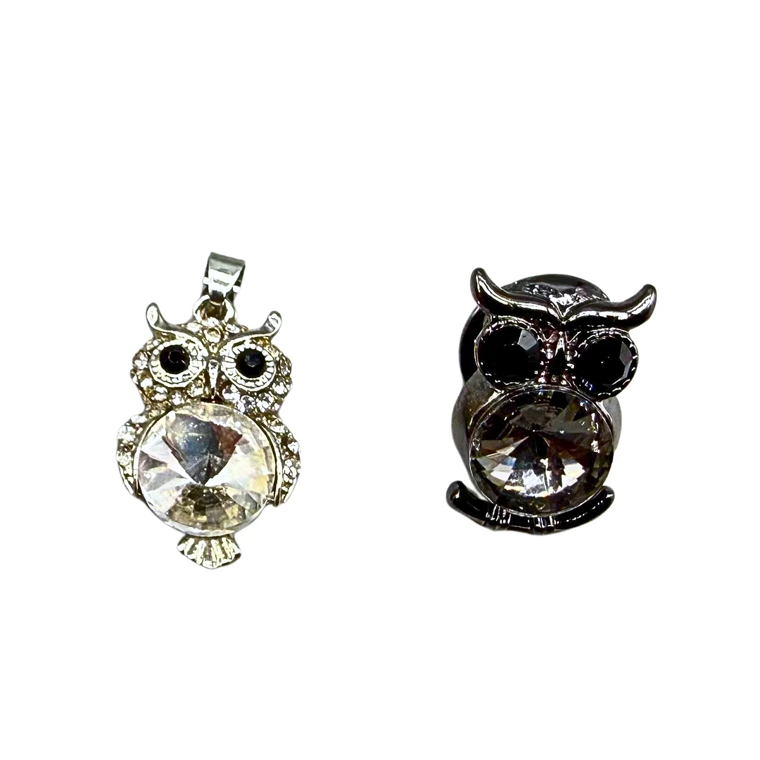 EULEN-SCHMUCKSET MIT EINEM ANHÄNGER UND EINEM OHRSTECKER AUS METALL VERZIERT MIT STEINEN. — Jewellery — Auktionshaus Stuber's Hammerschlag