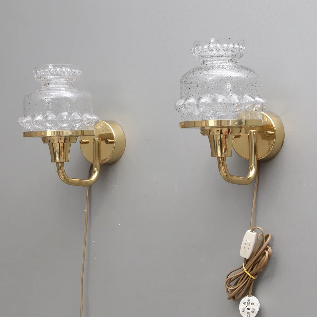 HANS-AGNE JAKOBSSON. VÄGGLAMPOR, 1 par, mässing, Markaryd, etikettmärkt Modell V 269. — Wall Lights — Kalmar Auktionsverk