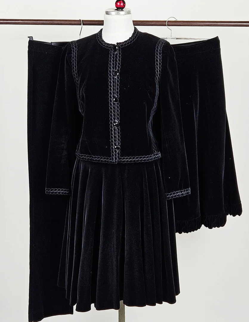 VINTAGE, 4 delar. Bland annat Piero och Bobbe Couture. — Vintage & Designer Fashion — Auktionshuset Thörner & Ek