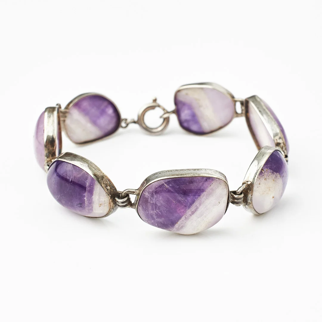 ARMBAND, silver, infattade oregelbundna ametistkvartser, svensk kontrollstämpel. — Bracelets — Stockholms Auktionsverk Magasin 5
