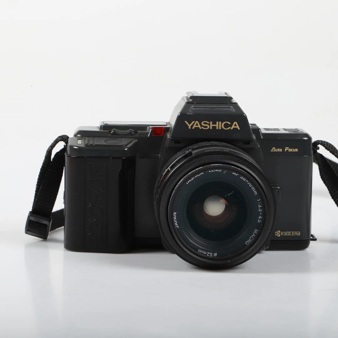 KAMERA MED TILLBEHÖR, Yashica, 1900-tal. — Cameras & accessories — Helsingborgs Auktionskammare