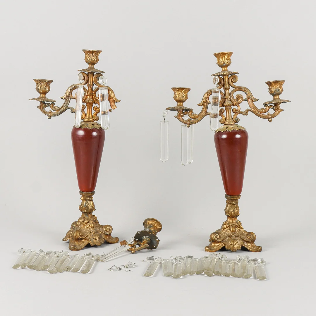 KANDELABRAR paret, med prismor. — Candlesticks — Karlstad Hammarö Auktionsverk