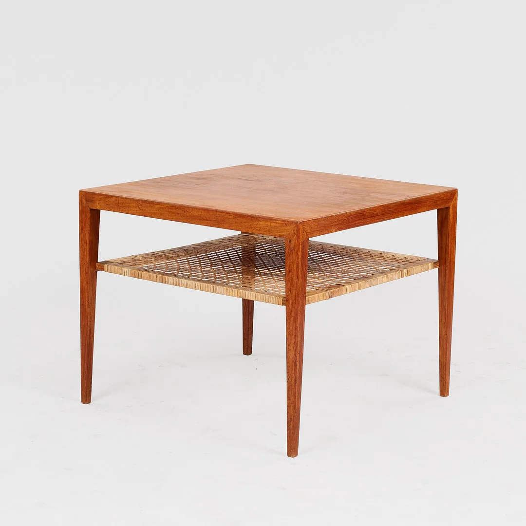 SEVERIN HANSEN. Sjældent kvadratisk sofabord af teak med underliggende hylde af flet, Illums Bolighus, Danmark, 1950/60'erne. — Coffee Tables — Palsgaard Kunstauktioner