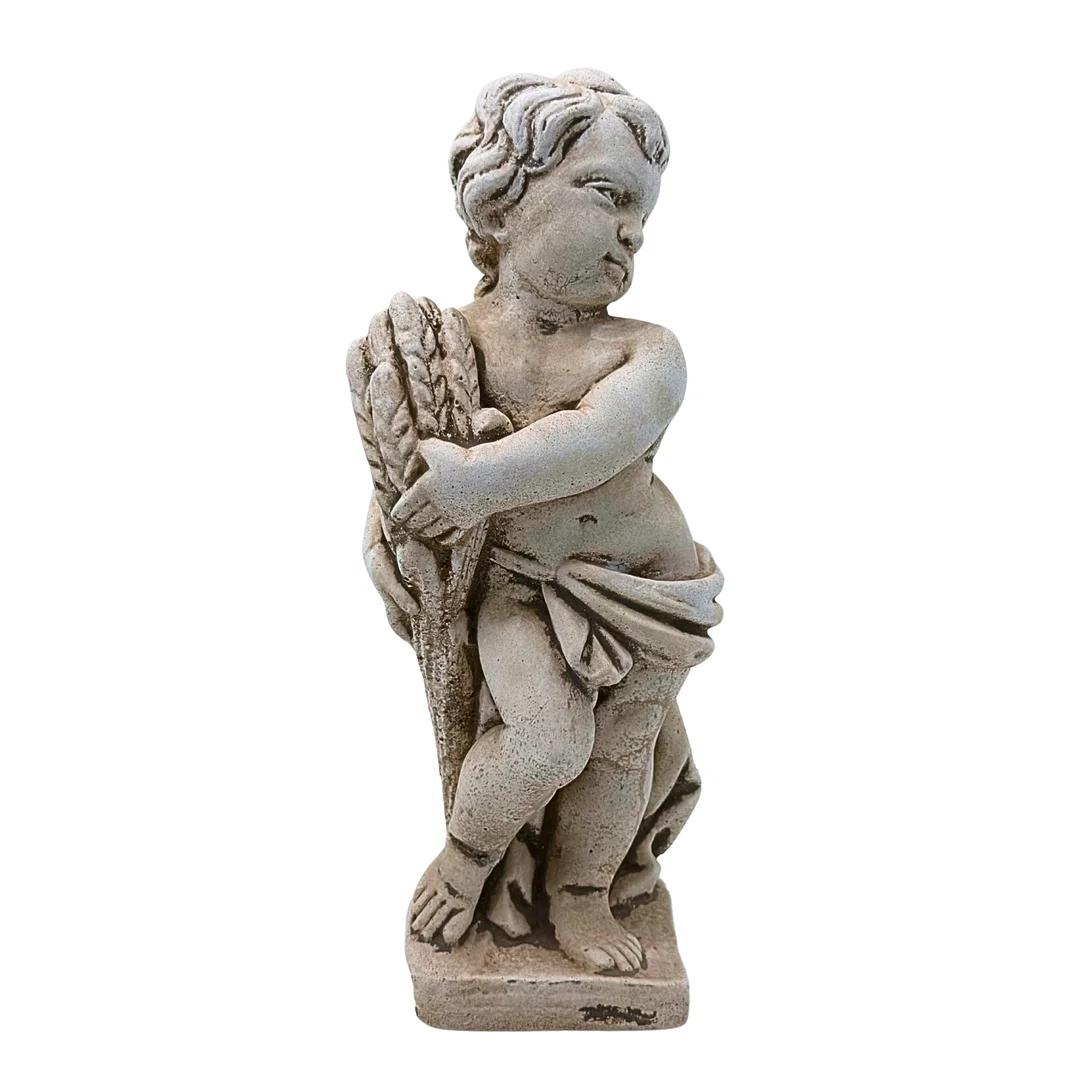 PUTTO GARTENSKULPTUR AUS STEINGUSS MIT GETREIDEÄHREN. — Sculptures & Bronzes — Auktionshaus Stuber's Hammerschlag