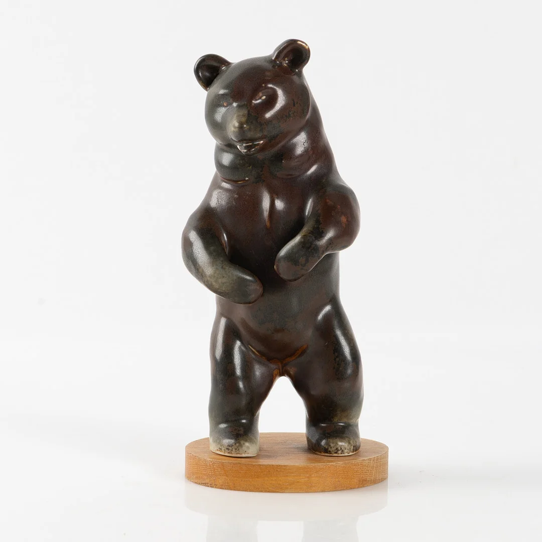 KARL GRÖSSL. Figurin, Björn, Rörstrand, glaserat stengods på träsockel. — European — Stockholms Auktionsverk Helsingborg