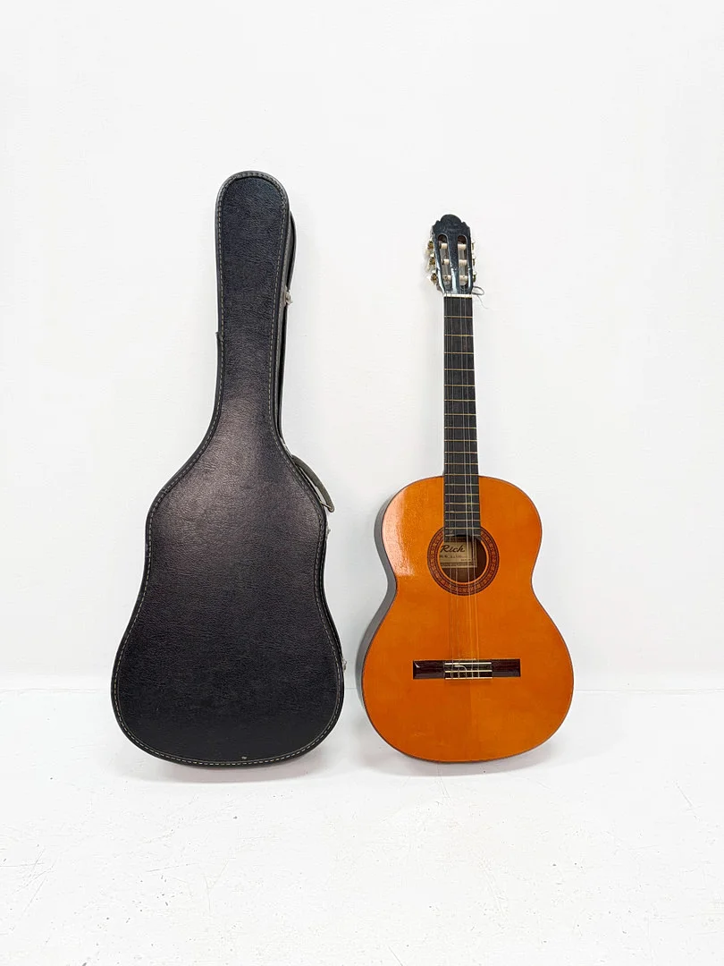 GITARR & FODRAL - Junior. — Music memorabilia — TOKA Auktionshus