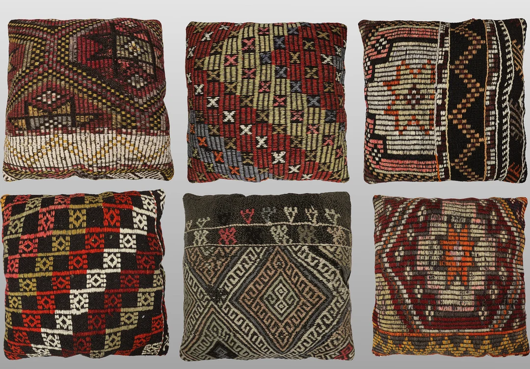 KUDDFODRAL. Parti kuddfodral 6st, anatoliska Kelim fragment, 50 x 50 cm. — Oriental Carpets & Textiles — Gomér & Andersson Jönköping