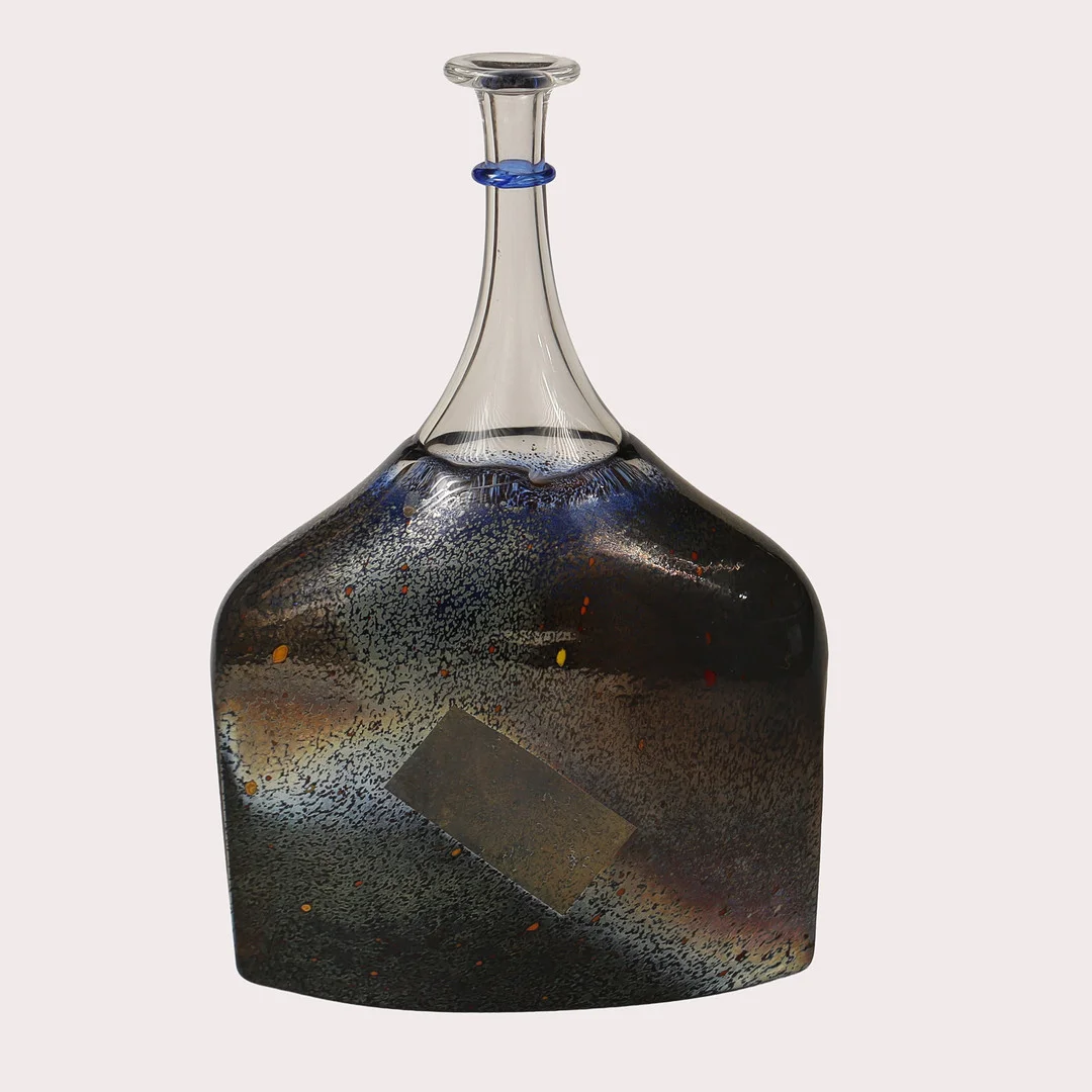 BERTIL VALLIEN. Glasflaska "Satellite", signerad Kosta Boda. — Art glass — Limhamns Auktionsbyrå
