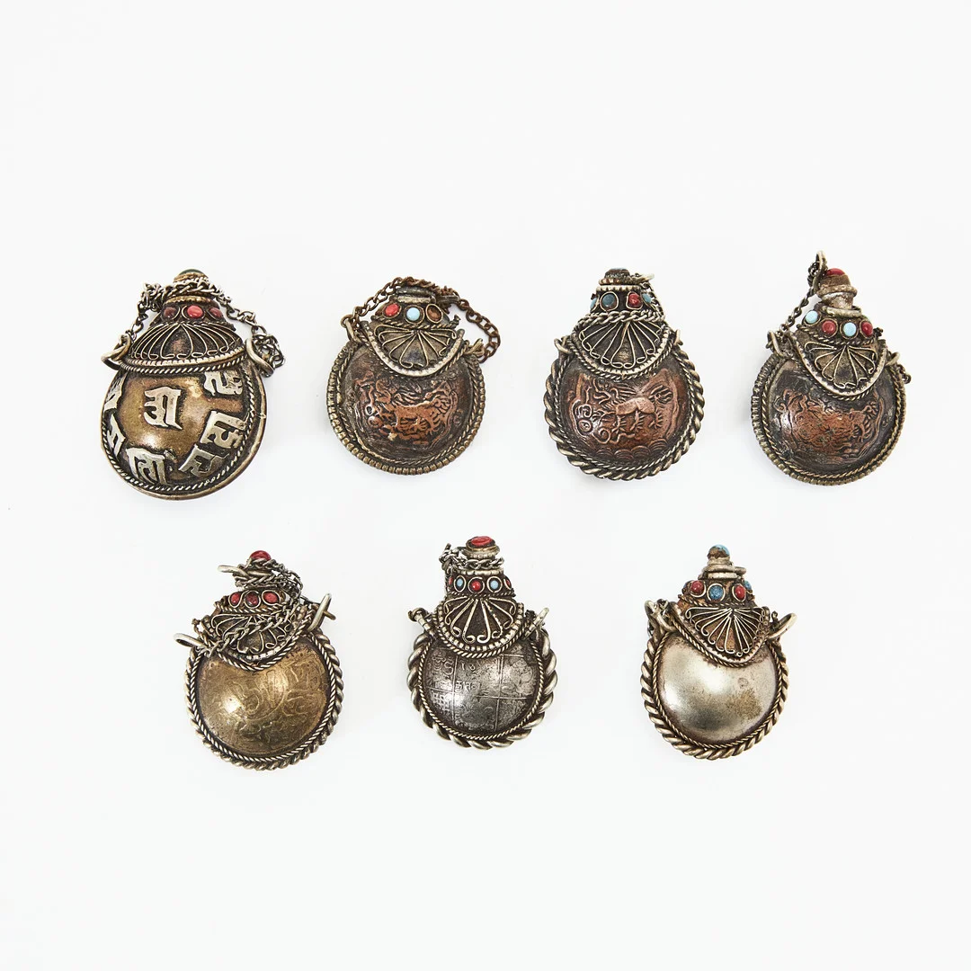 SNUSFLASKOR, 7 st, Tibet, omkring sekelskiftet 1800/1900, koppar och mässing, dekor i filigran samt inläggningar av halvädelstenar. — Pewter, Brass & Copper — Stockholms Auktionsverk Magasin 5