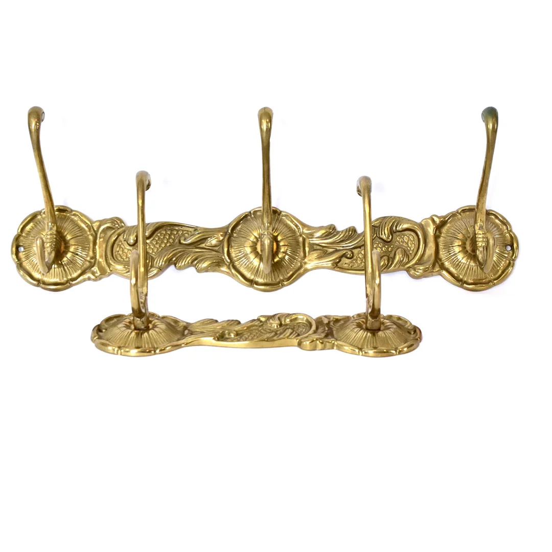 KLÄDHÄNGARE, 2 st, mässing. — Pewter, Brass & Copper — Halmstads Auktionskammare