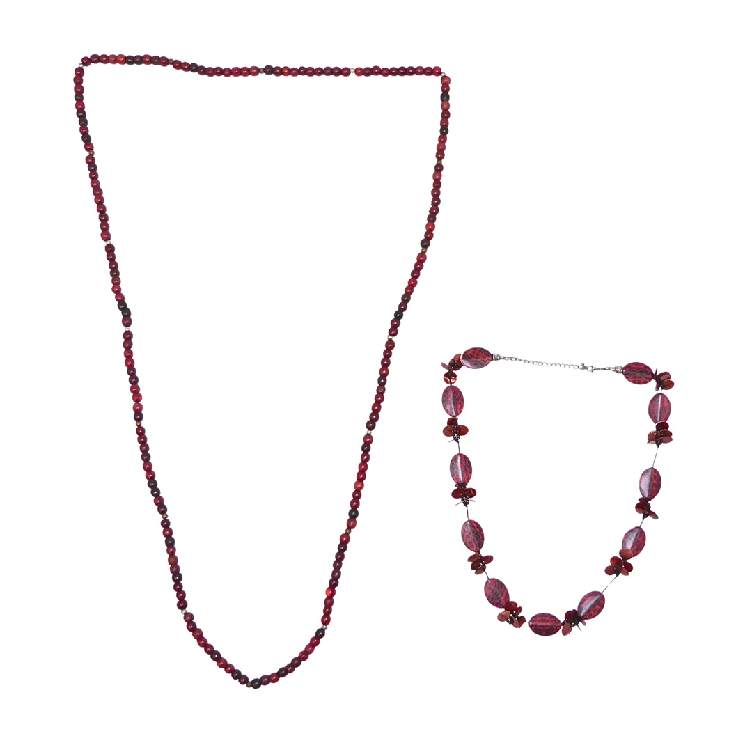 2-TEILIGES SET AUS HALSKETTEN IN ROTTÖNEN. — Jewellery — Auktionshaus Stuber's Hammerschlag
