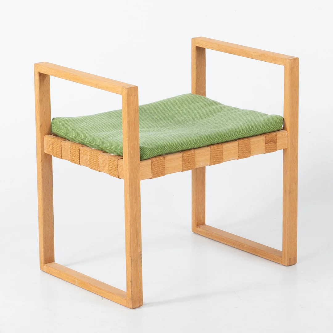 ÅKE FRIBYTER. Taburett, ek, Nybrofabriken, 1960-tal. Ek, sits med sadelgjord och lös dyna. — Armchairs & Chairs — Laholms Auktionskammare