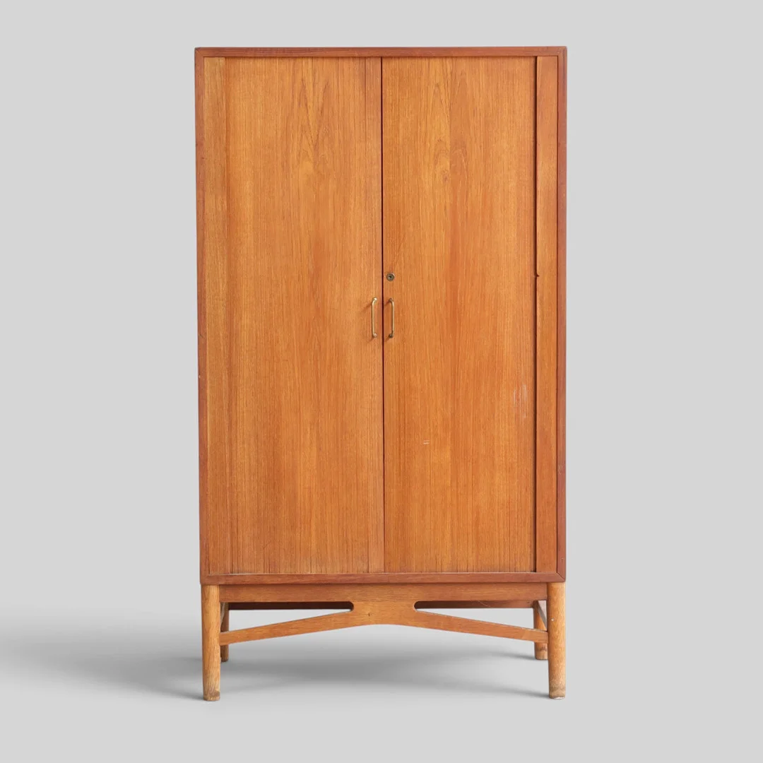 Arkivskab af teak, front med jalousilåger bag hvilke flytbare hylder, stel af eg med tilspidsede ben, greb af messing. Danmark, 1950-60'erne. — Cupboards, Cabinets & Shelves — Woxholt Auktionshus