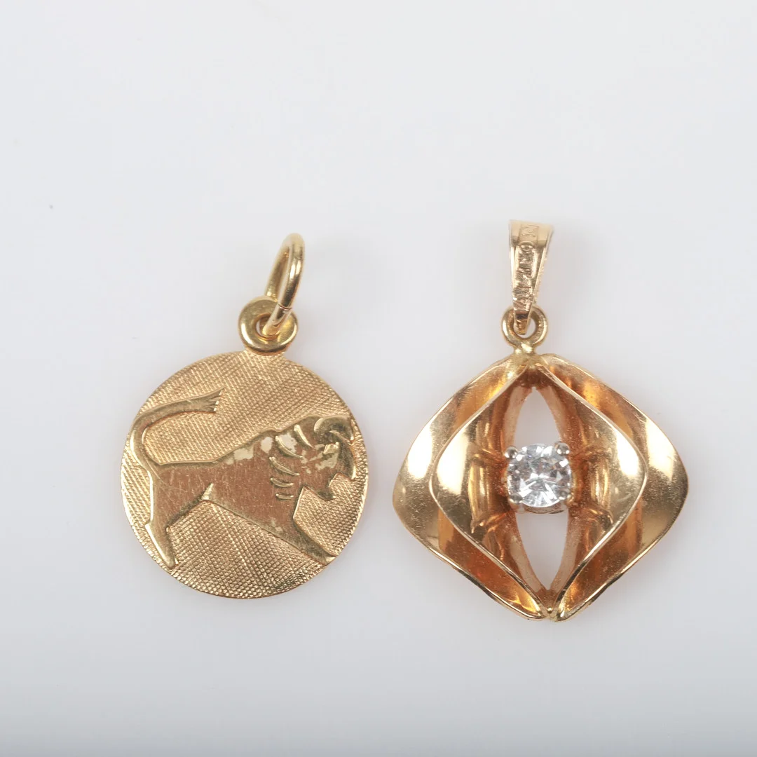HÄNGEN, 2 stycken, 18 K guld med bl. a. fasettslipad sten. — Brooches & Pendants — Helsingborgs Auktionskammare