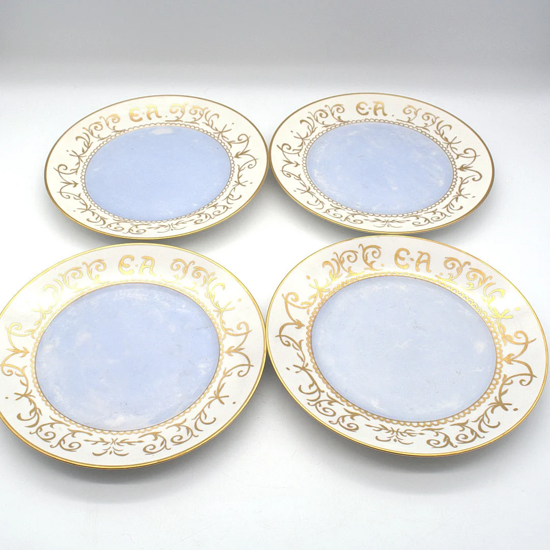 BODIL ARONT. SET AUS 4 SPEISETELLERN ROYAL COPENHAGEN MIT GOLDSTAFFAGE UND BLAUEN GRUND DATIERT 1952 MIT KÜNSTLER SIGNATUR. — European — Kunst- und Auktionshaus Kleinhenz