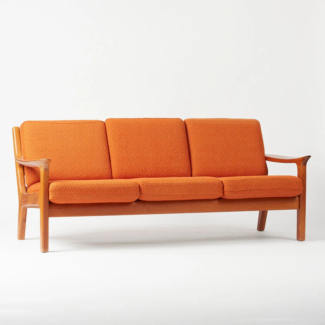 JUUL KRISTENSEN. JK Denmark, Dreisitzer / Couch, Teak, Wolle, 1970er Jahre, Dänemark. — Sofas & Seatings — Stockholms Auktionsverk Köln