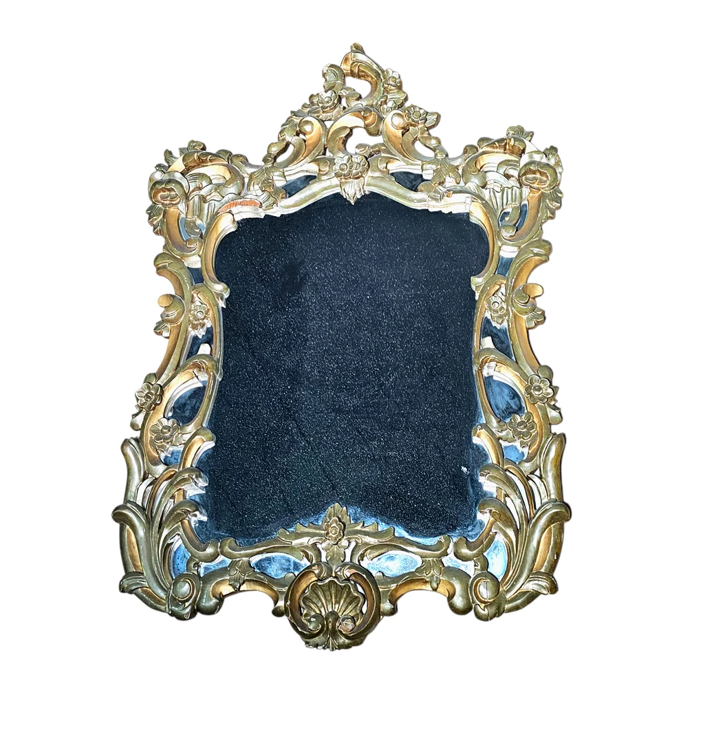 Espejo tipo cornucopia con copete y lagunas en madera tallada y sobredorada formando roleos y flores. — Mirrors — Arce Auctions